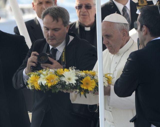 Την αδιαφορία για τους μετανάστες κατέκρινε ο Πάπας από τη Λαμπεντούζα
